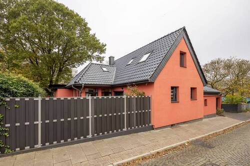 Vorderansicht - Ebenerdig und zentral wohnen, hier ist es möglich. Saniertes Einfamilienhaus mit Einliegerwohnung