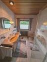 großes Badezimmer mit Dusche und Doppelwaschtisch - 