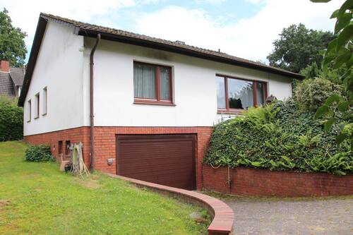 Hausansicht mit Garagenzufahrt - Grundstück in Welle