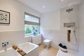 Vollbad mit Dusche im 1. Obergeschoss - 