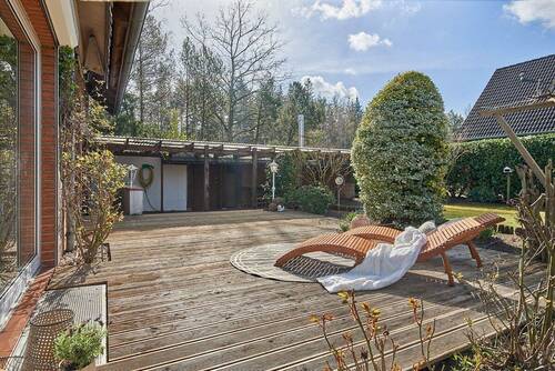 Terrasse mit Blick zum Unterstand - 