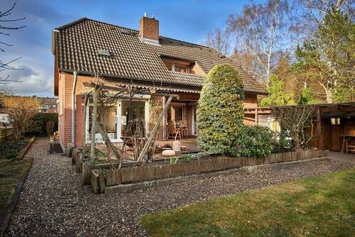 Gartenansicht mit großer Terrasse - 