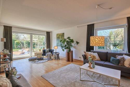 großzügiges und helles Wohnzimmer - 