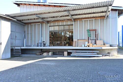 Ein Rolltor an der Laderampe - 