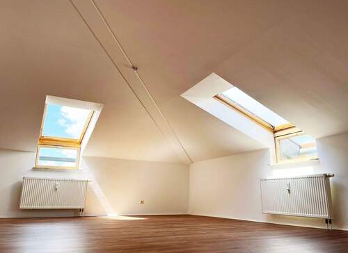 Wohnzimmer - Top- modernisierte Dachgeschosswohnung mit zwei Balkonen und Tiefgaragenstellplatz