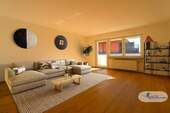 Mustermöblierung Wohnzimmer - Vollrenovierte 3-Zimmer-Wohnung im Herzen von Rosenheim - modern wohnen auf Erbpachtgrundstück