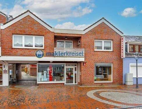 Ansicht - RESERVIERT! Bärenstadt Esens: Wohn- und Geschäftshaus mit Garage direkt in der Innenstadt!