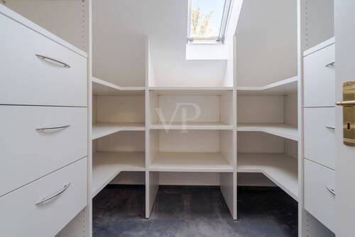 An das Schlafzimmer angrenzende Ankleide - 