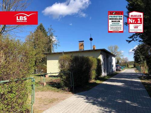 Zufahrt auf dem Anwesen - 2 Zimmer Mehrfamilienhaus, Wohnhaus zum Kaufen in Heidesee