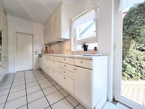 Küche mit Speisekammer und Terrassenzugang - 