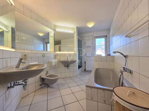 Großes Bad mit Wanne, Dusche und zwei Waschtischen - 