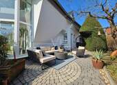 Ansprechende, große Terrasse mit Beispielmöblierung - 