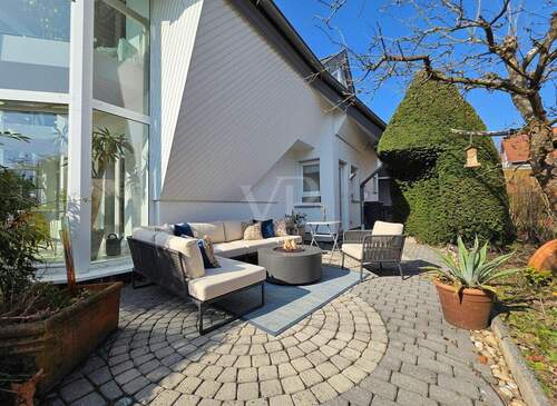 Ansprechende, große Terrasse mit Beispielmöblierung - 