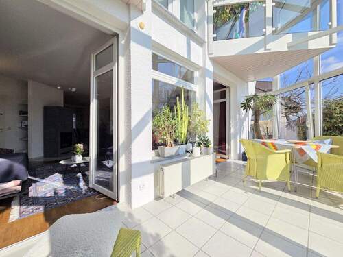 Wintergarten mit Blick auf eine Empore - Einfamilienhaus mit 143,00 m&sup2; in Usingen zum Kaufen