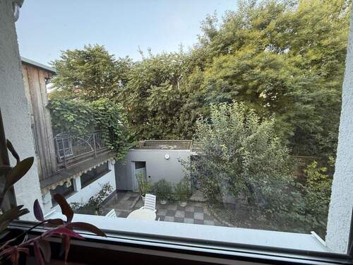 Blick (OG) auf Terrasse im EG - 