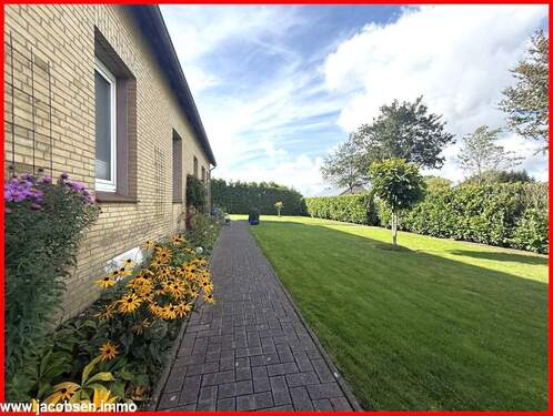 Blick in den Garten - 6 Zimmer Einfamilienhaus zum Kaufen in Nübel