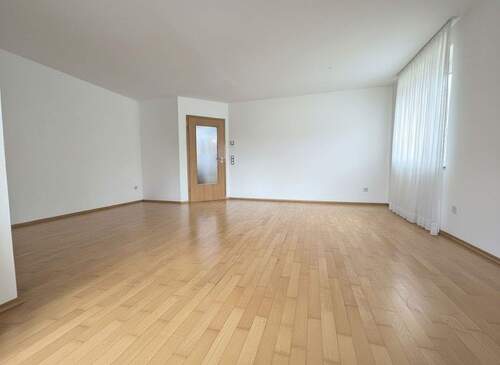 Wohnzimmer mit Balkon - 