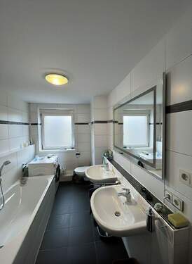 Bad mit Dusche und Wanne - 