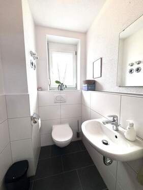 Gäste-WC mit Fenster - 