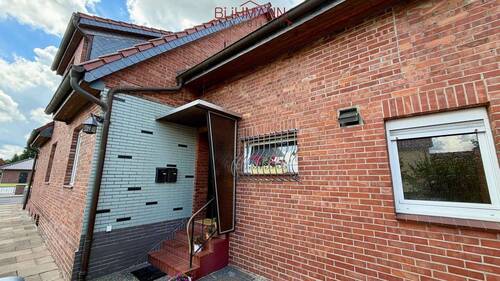 Hauseingang - Mehrfamilienhaus, Wohnhaus mit 260,00 m&sup2; in Wunstorf zum Kaufen