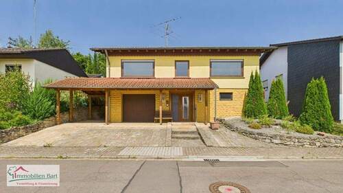 Frontansicht - SCHMELZ-HÜTTERSDORF: WOHNHAUS IN RUHIGER LAGE MIT GROSSEM GARTEN!