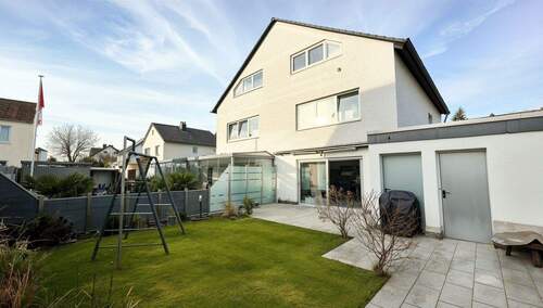 Hausansicht Rückseite - Gepflegte und grundsolide DHH auf 5,5 Z. auf ca. 157 qm in Köln-Rath! Süd-West Garten, XL Garage uvm.