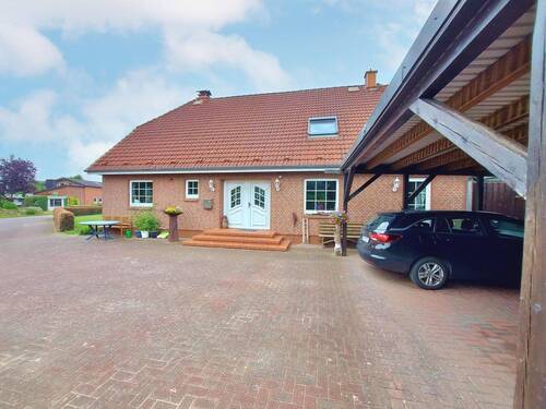 gepflasterte Auffahrt mit viel Platz für Fahrzeuge - 5 Zimmer Einfamilienhaus in Beringstedt