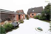 Blick zum Haus, Freisitz und Garage - 