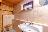 WC und Waschbecken bei Sauna - 