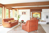 Wohnzimmer mit bodentiefer Fensterfront - 