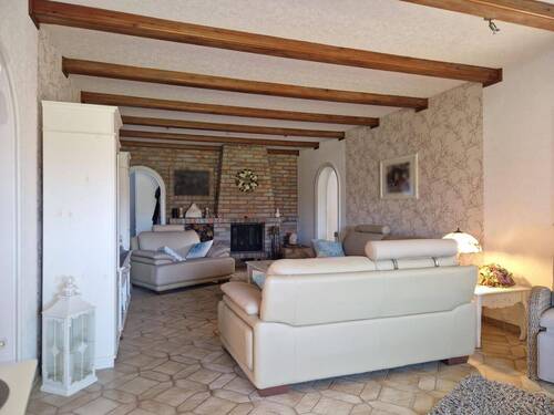 Wohnbereich mit rustikalem Kamin - 