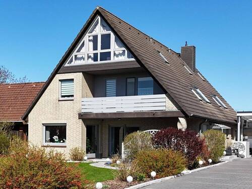 Blick von der Straße - 9 Zimmer Mehrfamilienhaus, Wohnhaus zum Kaufen in Tating