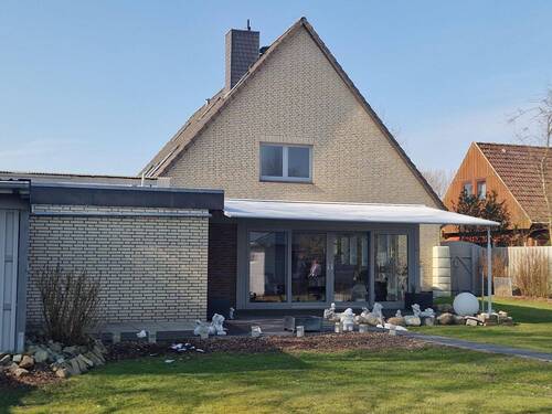 Rückansicht der Immobilie - 9 Zimmer Mehrfamilienhaus, Wohnhaus in Tating