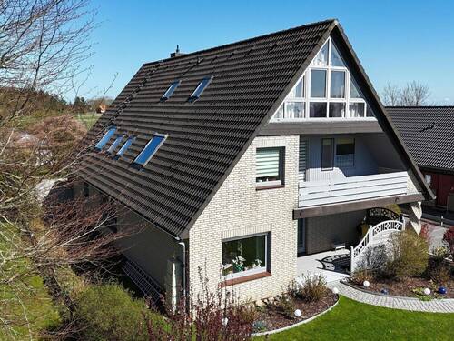 Seitenansicht und Einsicht auf die Terrasse - Mehrfamilienhaus, Wohnhaus mit 257,00 m² in Tating zum Kaufen