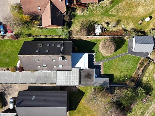 Blick von oben auf das Grundstück - 