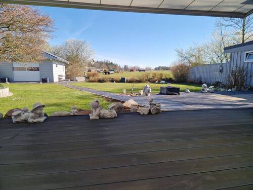 Hier können Sie von der Terrasse ins saftige Grün schauen. - 