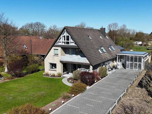 Lange Auffahrt zum Haus mit Platz für einen großen Fuhrpark - 