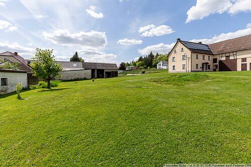 separates Baugrundstück neben dem Haus - 