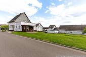 Einfamilienhaus mit großem Grundstück - 