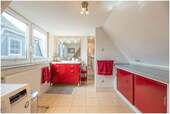 Badezimmer im Dachgeschoss - 