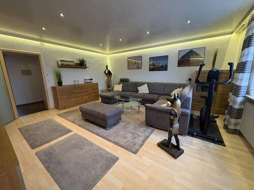 Wohnen - Sofort beziehbare, renovierte 3 Zimmerwohnung mit Garage