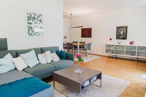 Wohnzimmer - 4 Zimmer Mehrfamilienhaus, Wohnhaus in München