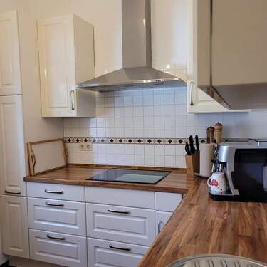 Küche mit Apothekerschrank - 