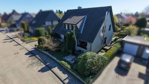 Luftaufnahme - IMMOBILIEN GUMNIOR präsentiert: Viel Platz für Ihre Wohnideen - großzügiges Ein- bis Zweifamilienhaus in Toplage