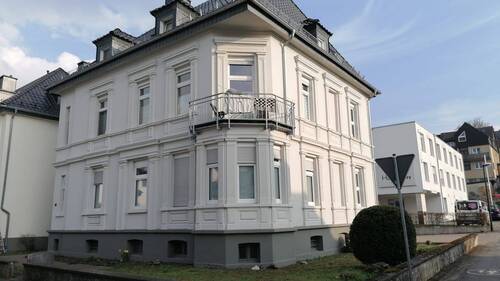 Straßenansicht - Große 4-Zimmer-Mietwohnung im Zentrum von Meschede