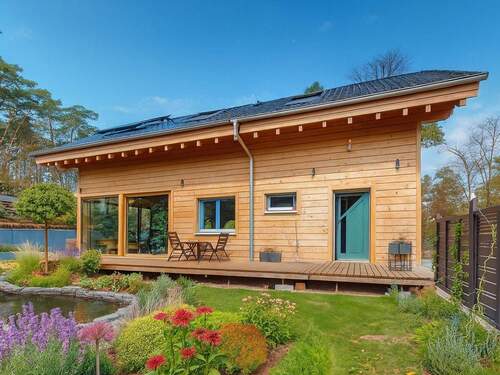 Titelbild - Modernes Holzhaus in Hanglage mit großer Terrasse