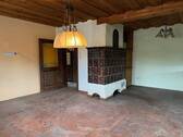 Wohnzimmer mit Kachelofen im EG - 