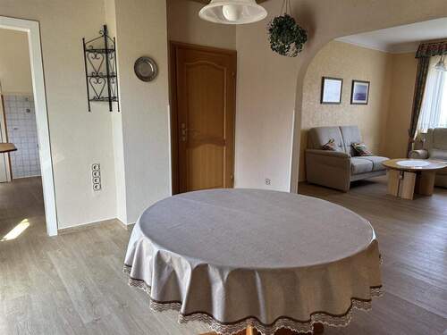 Blick ins Wohnzimmer und Küche - 