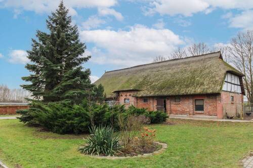 Scheune und Garage - 8 Zimmer Einfamilienhaus zum Kaufen in Süderholz