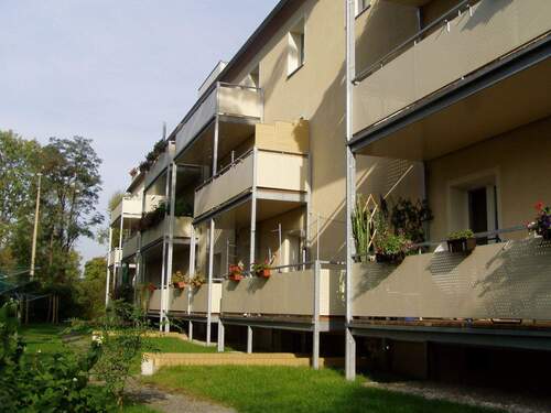 Ansicht Rückseite - 1-Raum Wohnung im Erdgeschoss mit großem Balkon